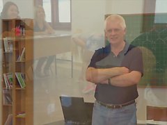 Högskolestudenter knullar sin professor i klassrummet hårt