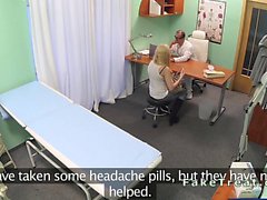 Bir doktor arkasında hastada sikikleri