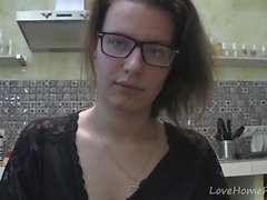 Индивидуальные девушка в очках беседующих на кухне