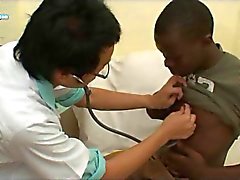 D'une Interracial le sexe oral intérieur de la clinique médical asiatique