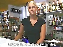 Big tits amatör bartendern payed jävla