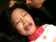 Une hottie asiatique a bien joué dans une séance sexuelle de groupe BDSM