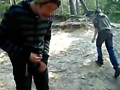 pissing, Rucken, saugen, Cumming draußen im Wald