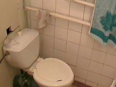 Mädchen masturbate auf dem Toiletten