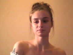 Sexy Teen in Pink Bra Est-ce une danse Striptease sur Webcam