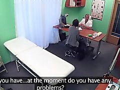 Kaunis musta lyhytkarvainen opiskelija haluaa ratsastaa lääkärit cock