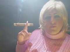 Tgirl Virginia курит большую сигару