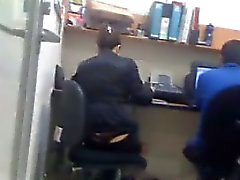 Mädchen in dem Büro Mit Einer Tanga