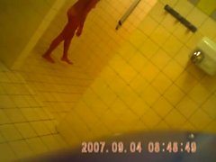 Teenager in bagno dopo le -sport macchina fotografica Sazz che è nascosto