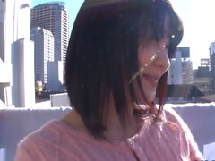 JAVHUB японский подростковый трахает сзади на балкон