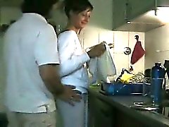Suloiset vaimo munaa keittiöstä