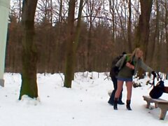 Old Guy Séduire Curvy Nylon étudiant à l'extérieur dans la neige Putain