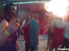 Las niñas Slutty bailan erótico en un club