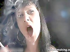 Sexy de femme brune hoe smokes a de cigarette part5