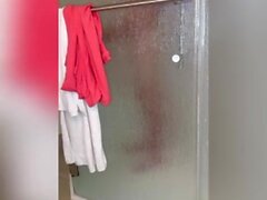 Femboy rasiert sich in der Dusche und im Bad