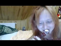 Redhead Teen mit Hairy Pussy Webcam liebäugelt