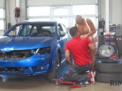 Rim4k. Kurzhaariger Pornostar Chloe Lamour Licks Car Mechanic's Anus und Ficks