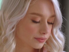 Tushy Blondine Hottie Scarlett hat anal Spaß mit ihrem Chef