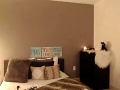 Pequena gata de gata brinquela sua buceta na webcam