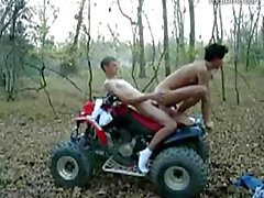 Two Guys Выйдите на улицу Оно в Вудс на их Четыре Уилером (ATV )