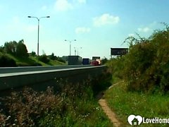 Público golpeando a una preciosa morena al aire libre