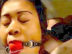 Black Girl In Knebel Gebundene Waffen Nippel Clips bekommen ihre Pussy mit Vibrator stimulierter vom Master in den Kerker