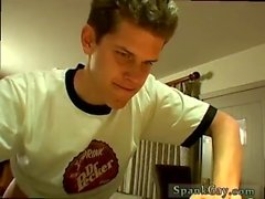 Alex's Teen Spankings Homosexuell Rabe bekommt einen roten rohen Hintern