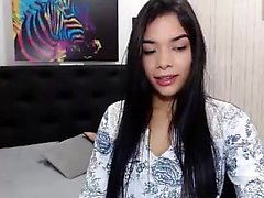 Yurizan Beltran gata peituda esfregando seus peitos