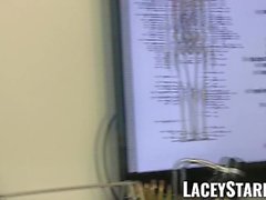 LACEYSTARR - Doktor GILF äter Pascal White cum efter kön