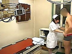 De CFNM los subtítulos enfermera japonés tira de el paciente handjob xray