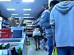 Woman sombres clignotant en public à un magasin