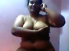 In Big Indian Frau macht einen Striptease