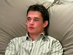 Il ragazzo britannico del grosso cazzo denso si masturba dopo l'intervista
