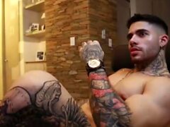 Super chaud latino gay hunk solo monstre coq se branler à l'extérieur