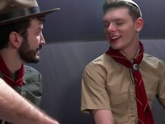 Scoutboys - Smooth Scout Boy, der von haariger Dilf roh gefickt wird