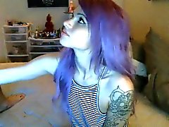 ragazzo tatuato viene scattò disinserito con sexy girlfriend haired purple