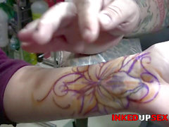 Getting tattoo, tatoo public, shyla