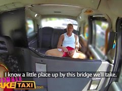 Женский поддельный таксистский стад дает грудастую блондинку мамаша крема на такси