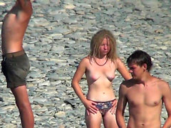 FKK-Mädchen stellen Körper am Strand aus