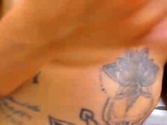 Ragazza tatuata succhia il dildo