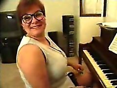 Piyano öğretmeni öğretti alır!