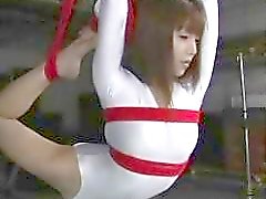 Slut japonesa flexible de se hace atar y la violados por a su captor