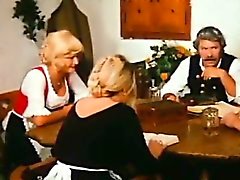 Finca anciano complace Blondie menores en su mesa del comedor