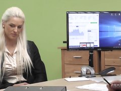 Блондинка шлюха трахала на офисном столе