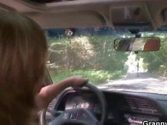 Motorista de carro bate velha prostituta