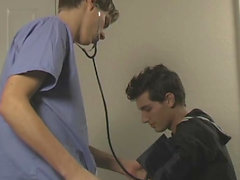 Doctor joven que chupe el pene los pacientes de largo y paseos en él