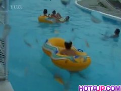 Mai Sakurai y las niñas se tocan en la piscina