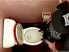 El clip gays de desembarque en la taza del baño