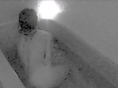 Pris en masturbation dans la baignoire