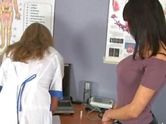 Доктор сдать экзамены по сексуальной брюнеткой